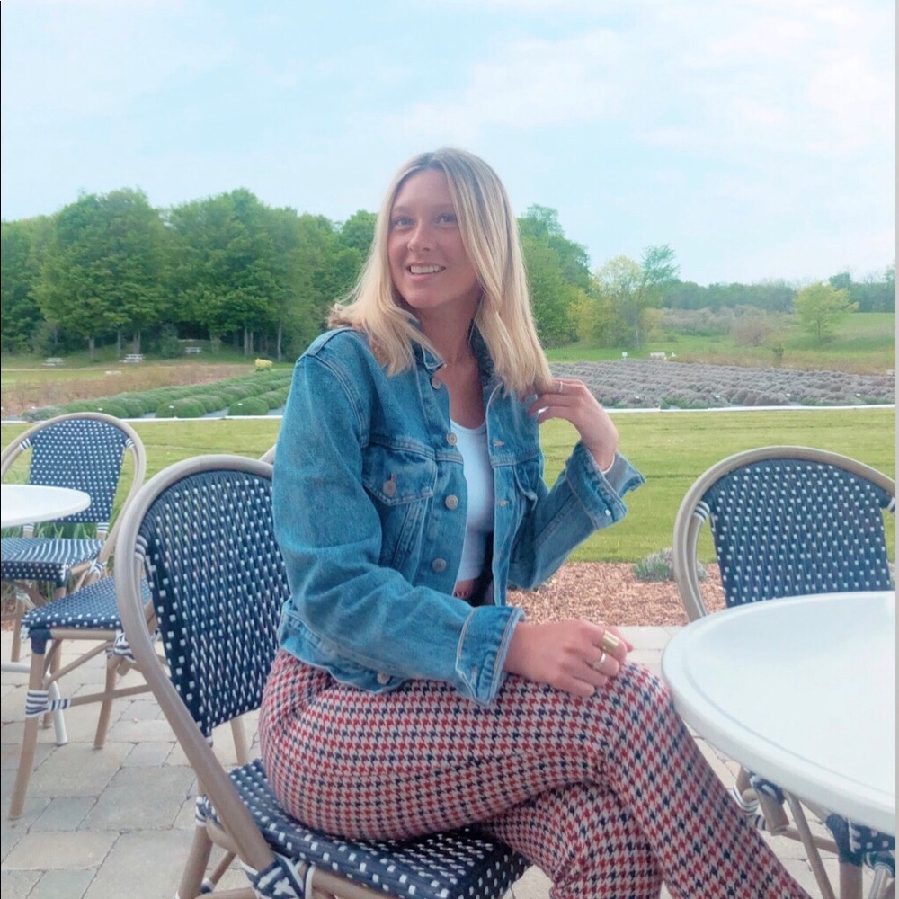 Meet your Posher, Caitlin